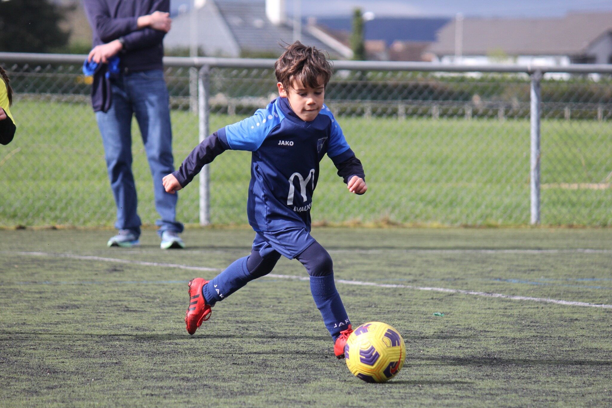 Un jeune joueur de l’AFCO découvre et pratique le football