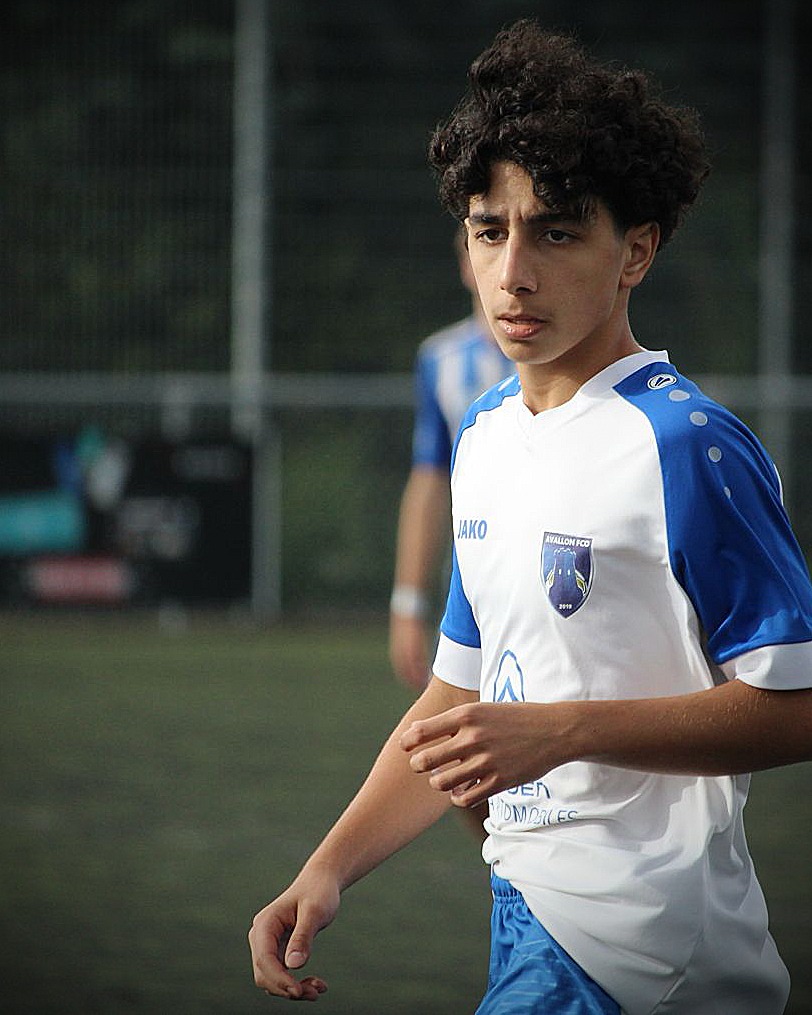 Un joueur U18 de l’Avallon FCO en tenue du club