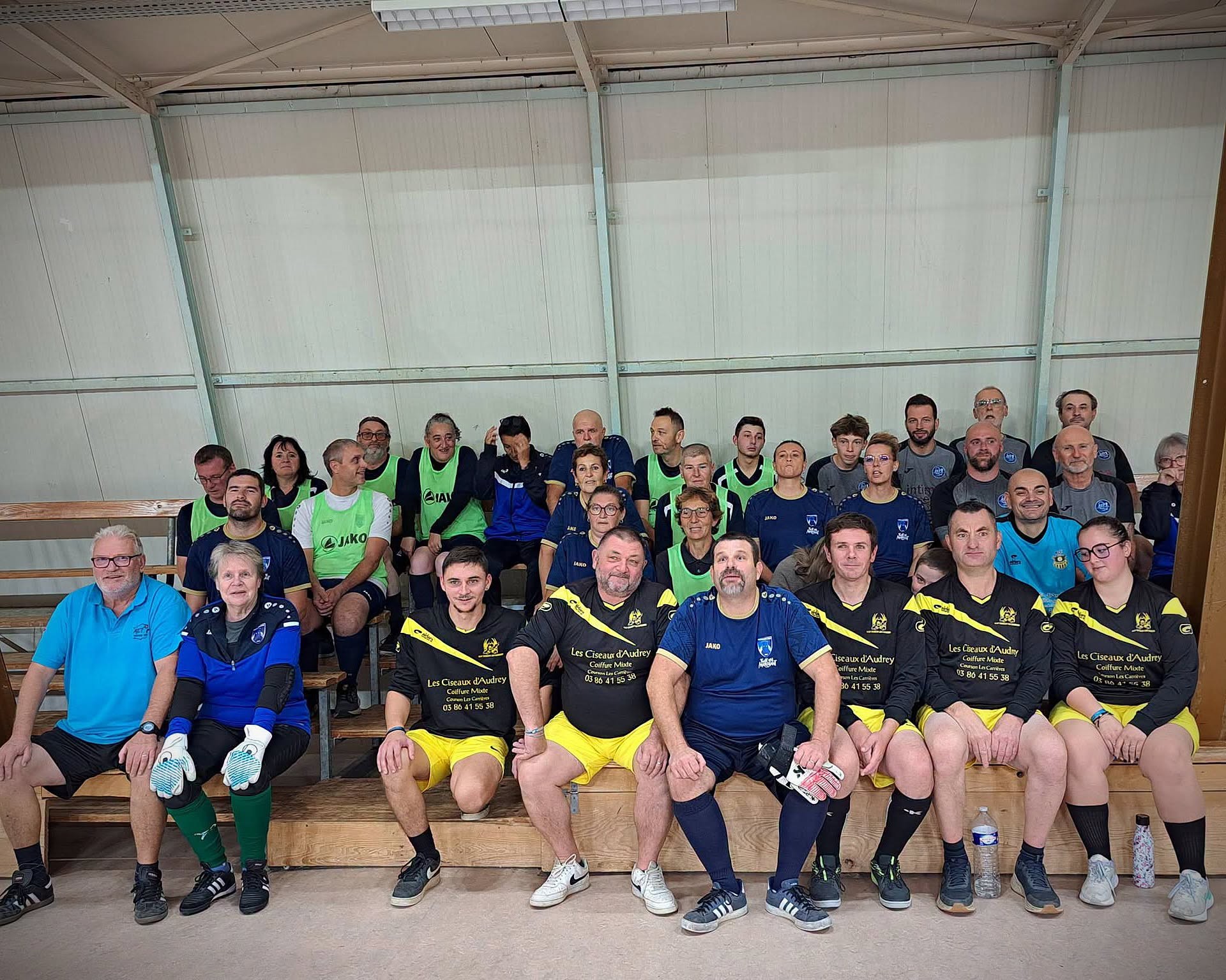 Les participants de l’AFCO, de l’AEF89 et de l’ASF Courson réunis au gymnase COSEC