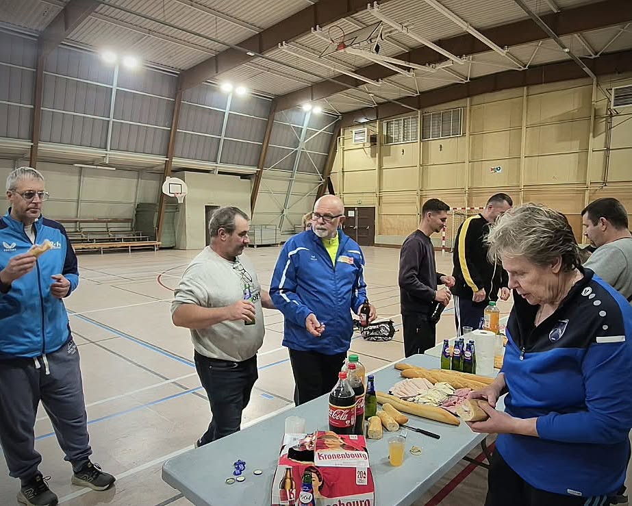 Les participants partagent le pot de l’amitié après le plateau de foot en marchant
