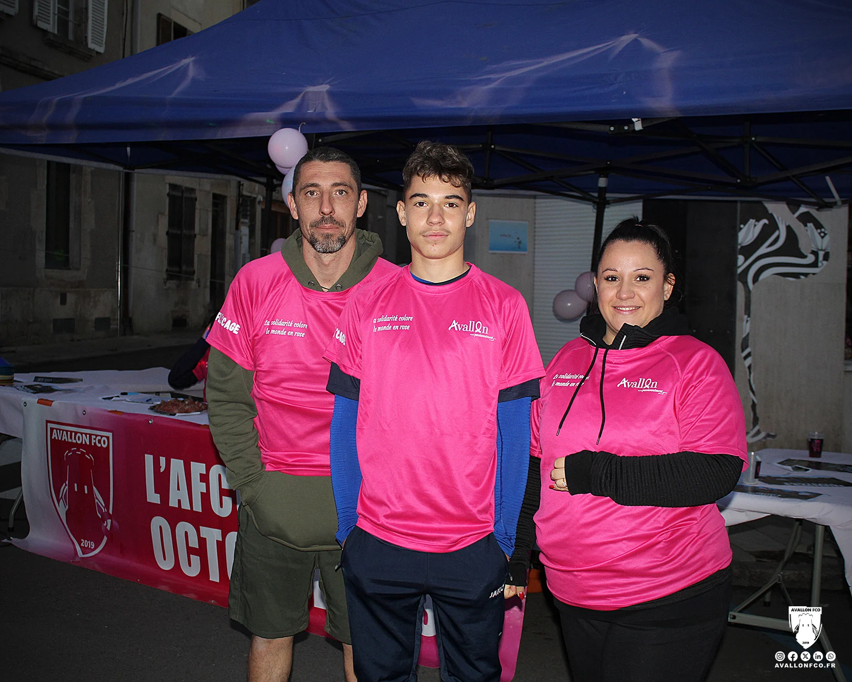 Trois participants réunis en rose au stand AFCO