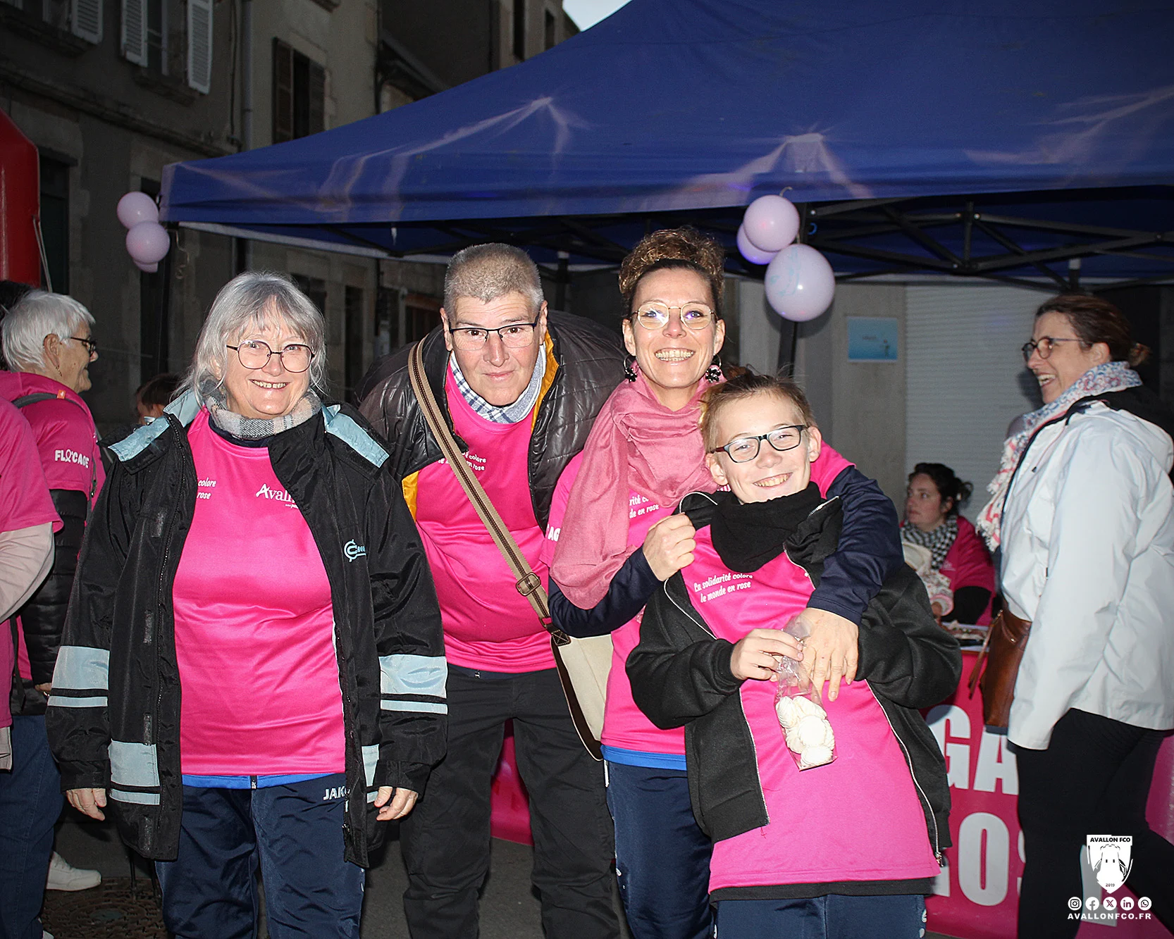Des sourires et des maillots roses devant le stand AFCO
