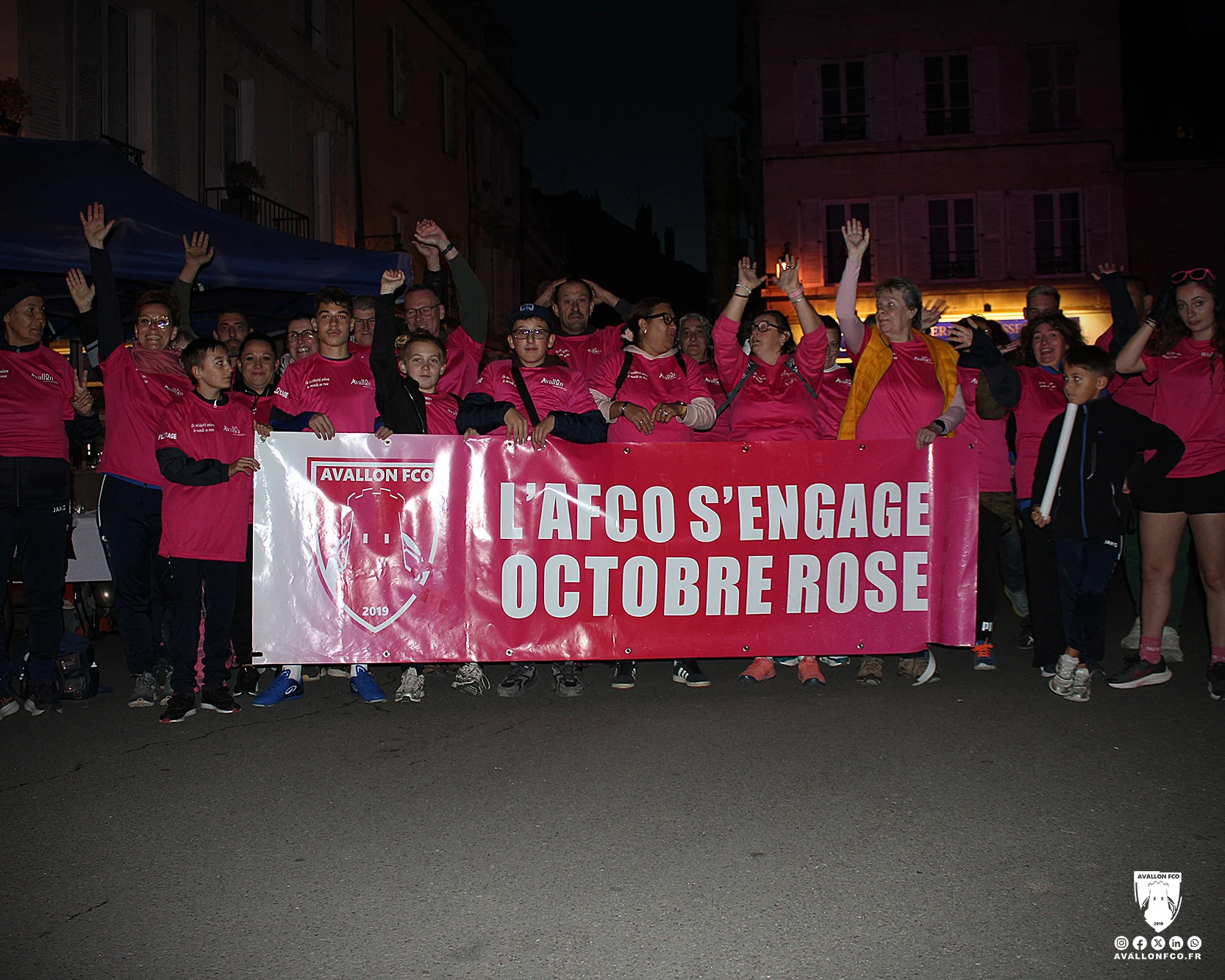La Team AFCO réunie derrière la banderole « L’AFCO s’engage – Octobre Rose »