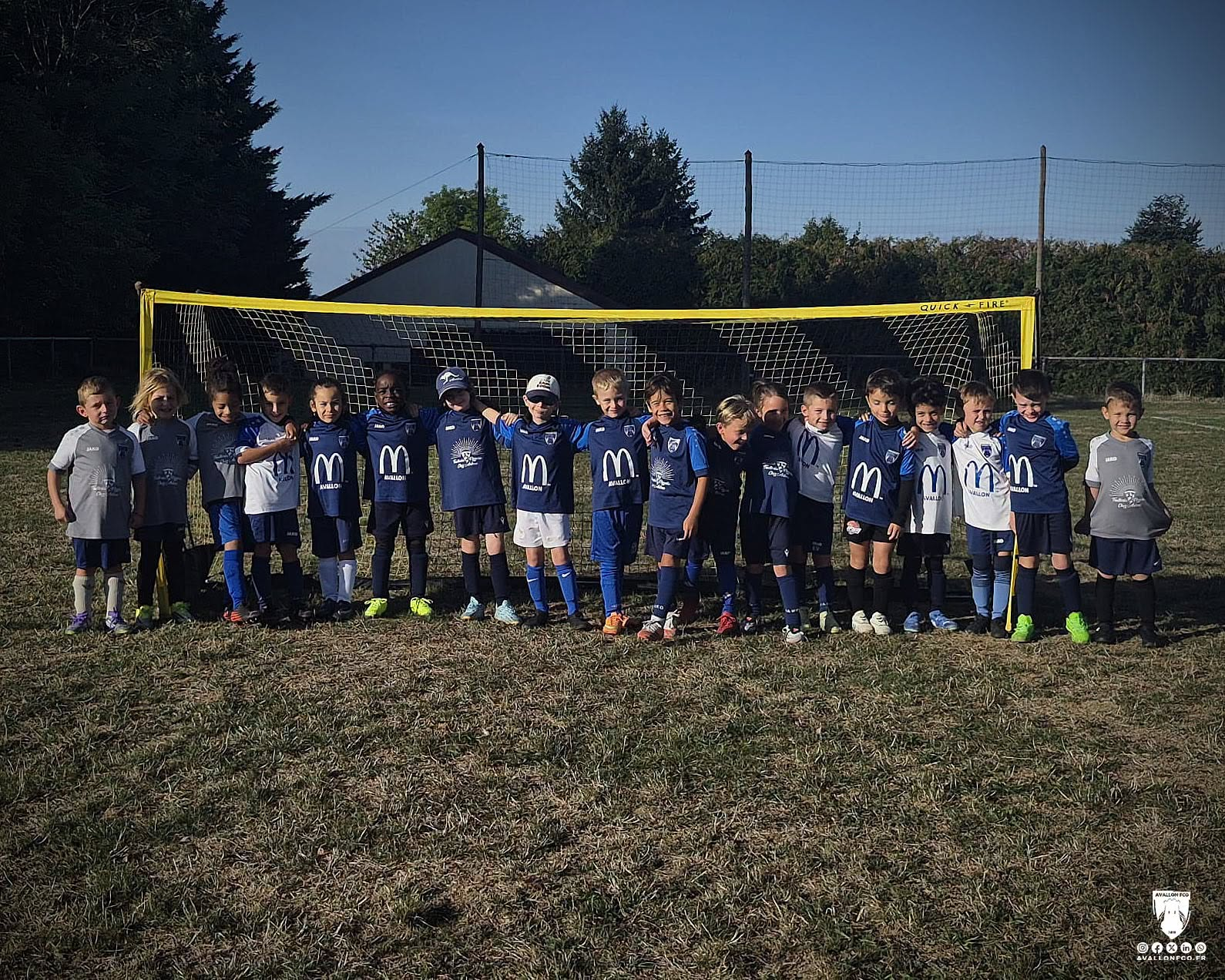 Les 18 jeunes joueurs U7 de l’Avallon FCO réunis à Quarré-les-Tombes
