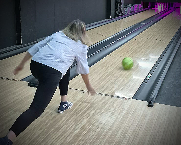 Une participante en action pendant la partie de bowling