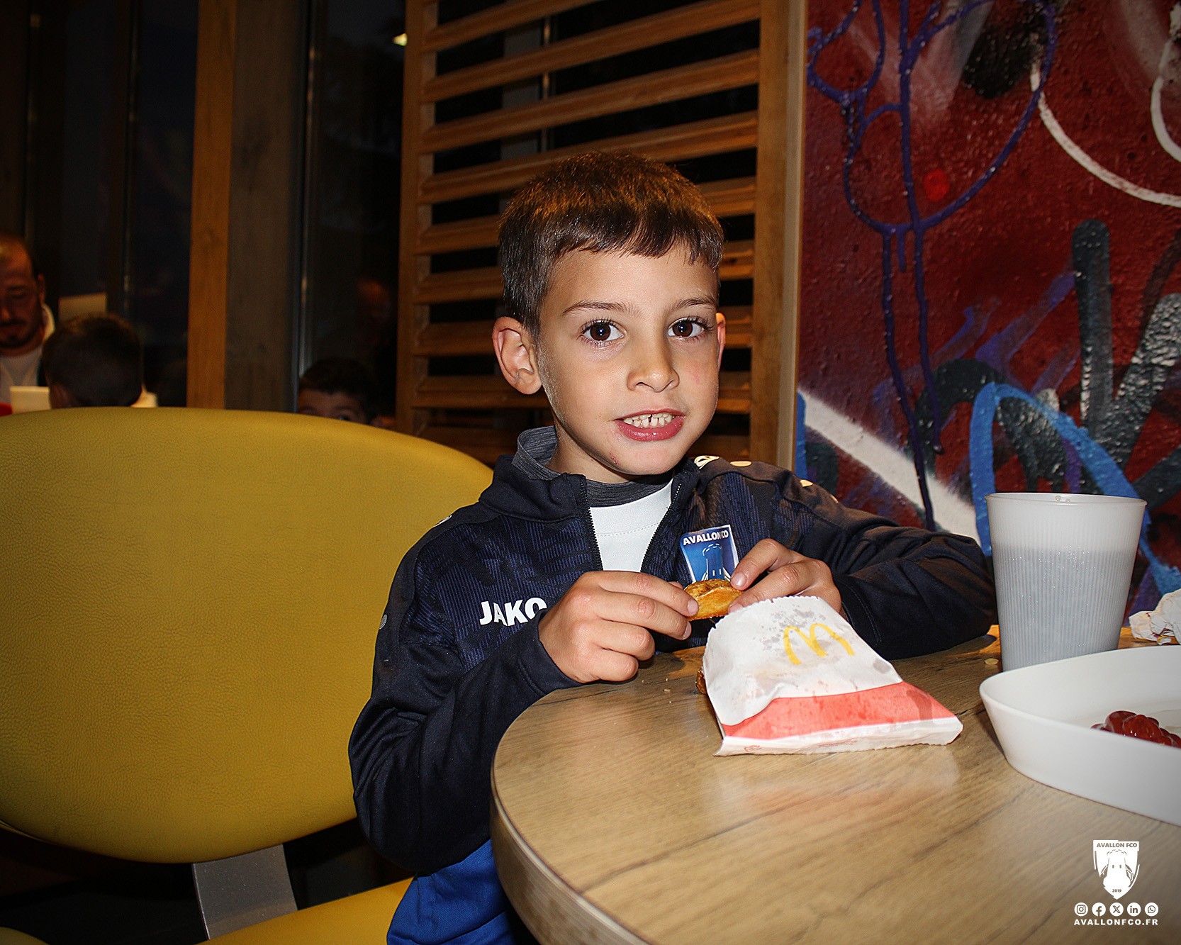 Un jeune Olympien profite du repas chez McDonald’s Avallon après l’entraînement
