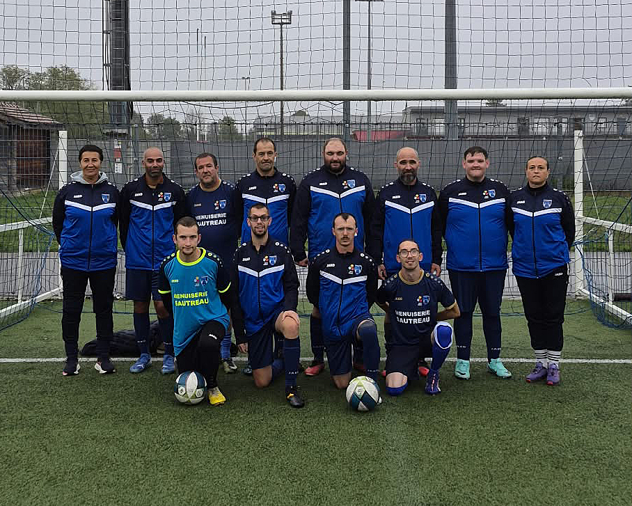 L’équipe masculine Sport Adapté de l’AFCO réunie devant le but à Besançon