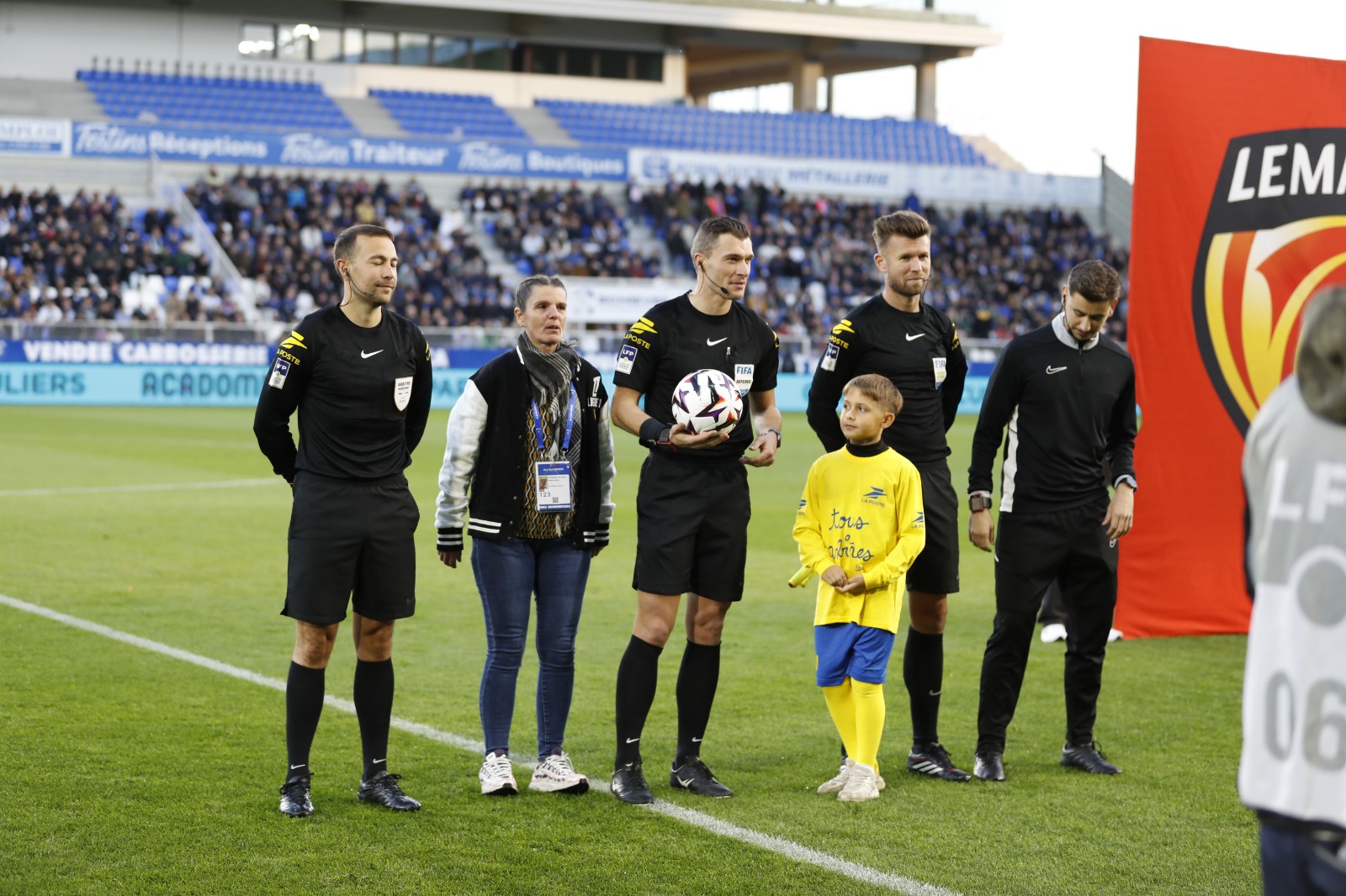 Jeunes et joueurs professionnels sur la pelouse de l’Abbé-Deschamps