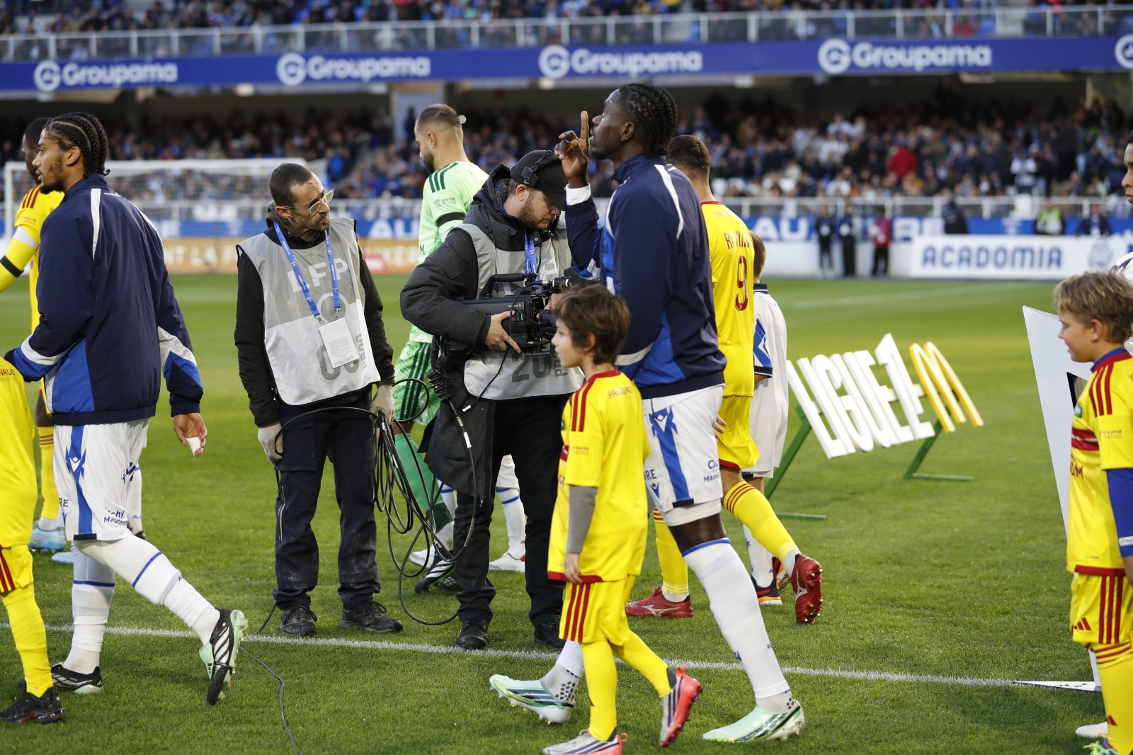 Jeunes et joueurs professionnels sur la pelouse de l’Abbé-Deschamps