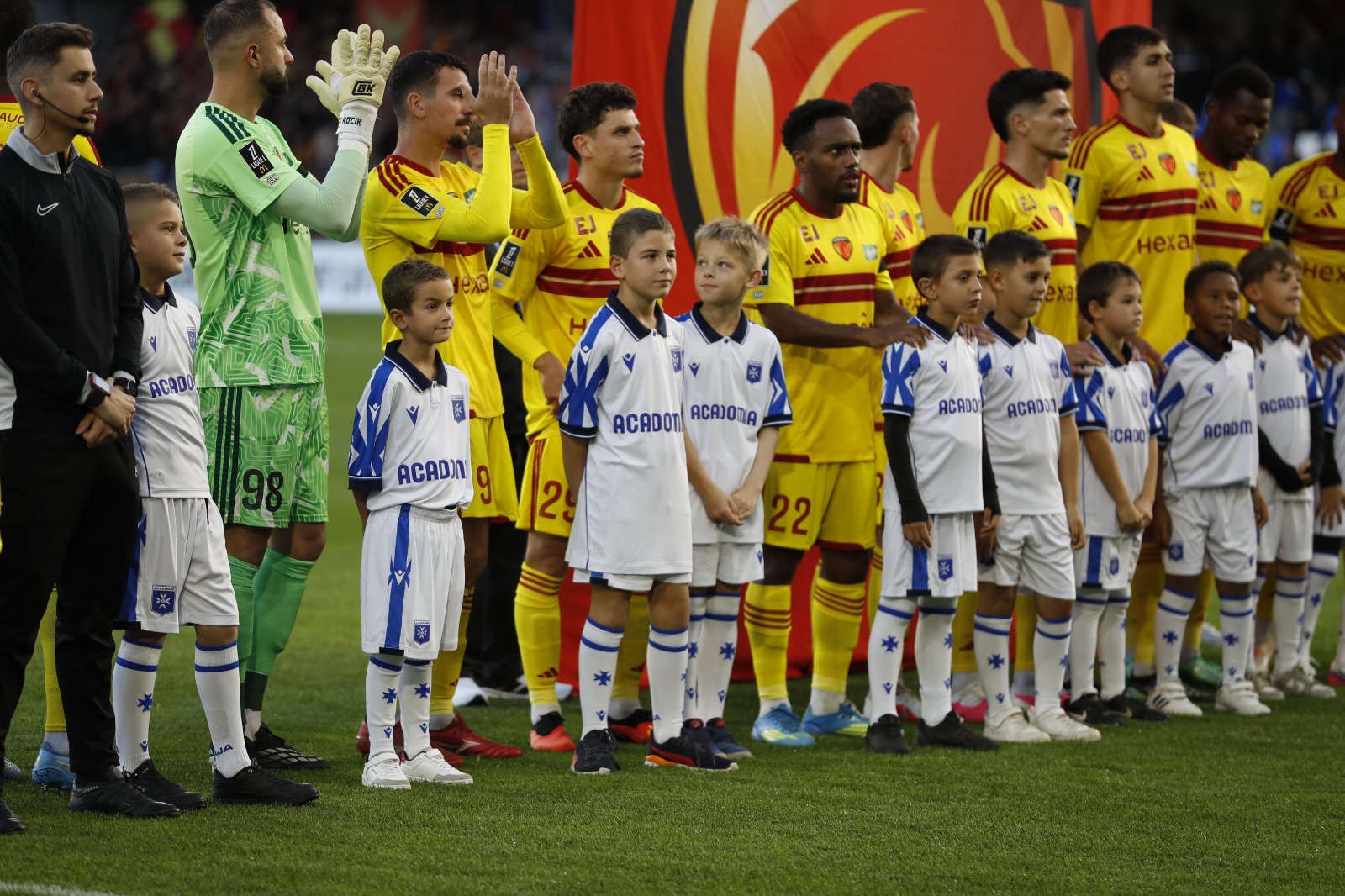 Jeunes et joueurs professionnels sur la pelouse de l’Abbé-Deschamps