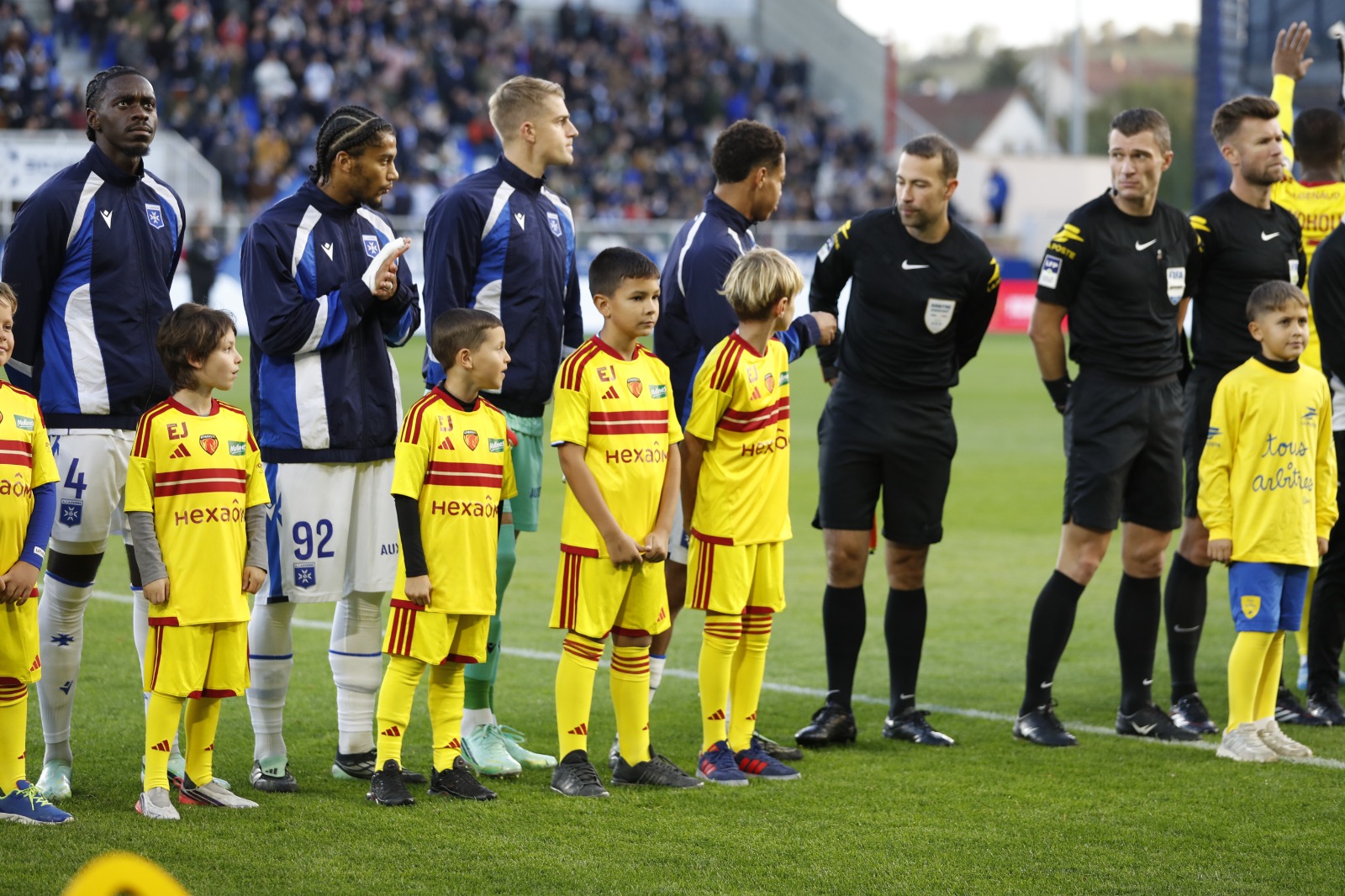 Jeunes et joueurs professionnels sur la pelouse de l’Abbé-Deschamps