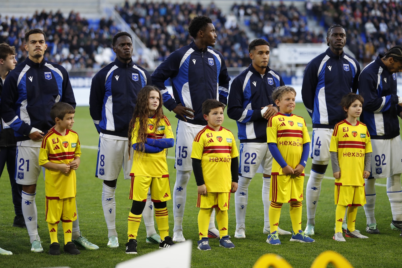 Des jeunes Olympiens aux côtés des joueurs de l’AJ Auxerre sur la pelouse de l’Abbé-Deschamps