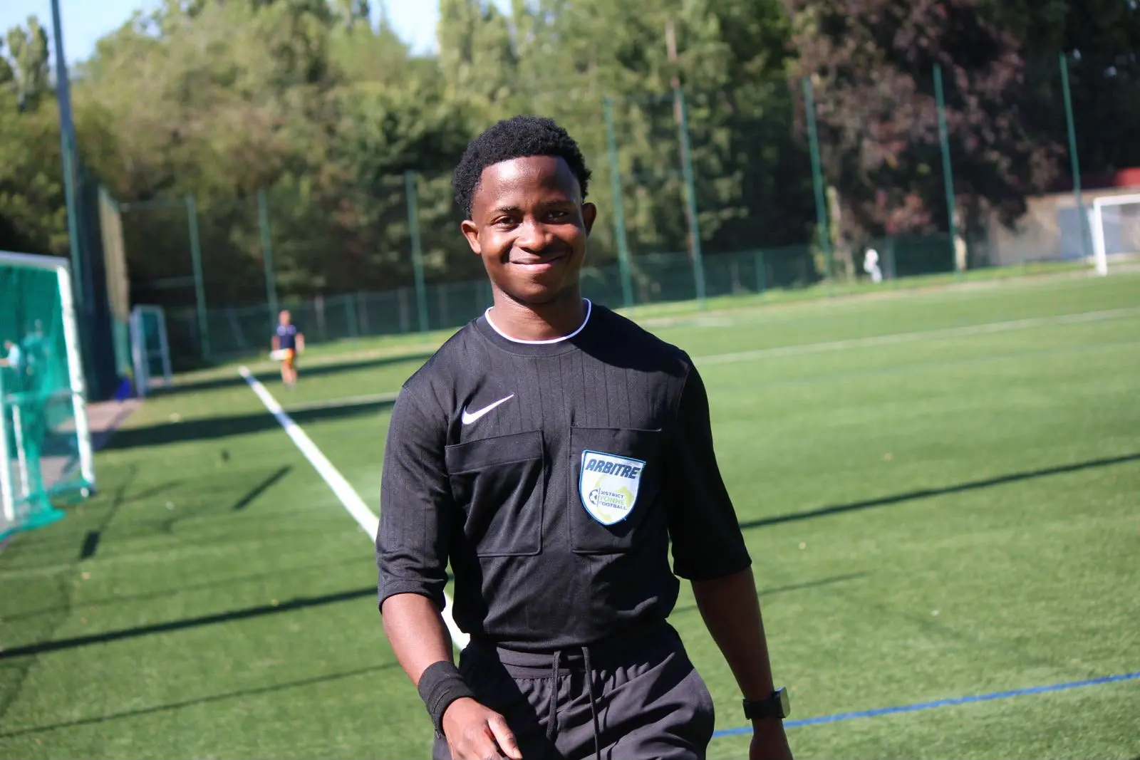 Aboubacar Koné en tenue d’arbitre sur le terrain