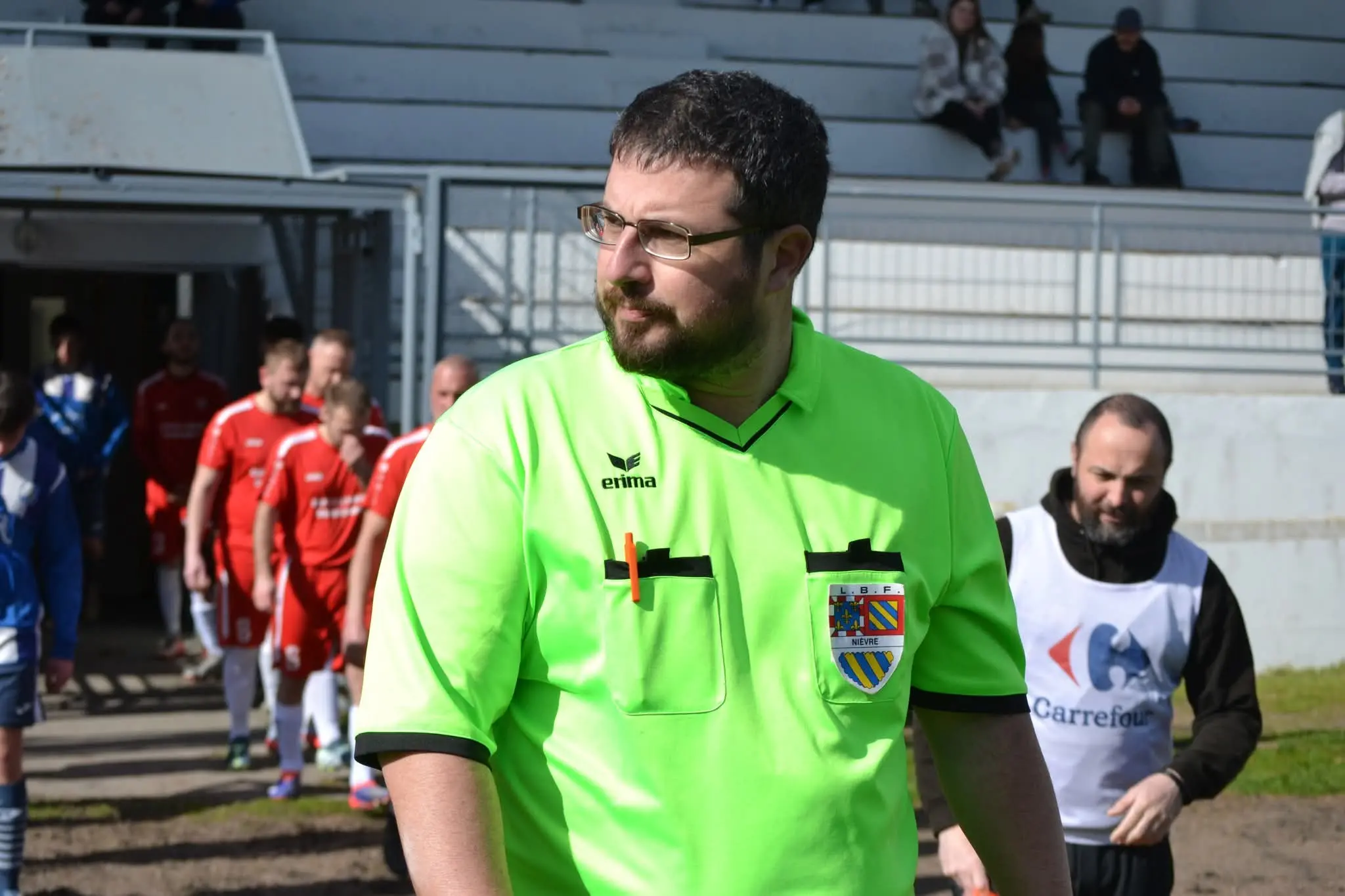 Sylvain Moreno en tenue d’arbitre avant une rencontre