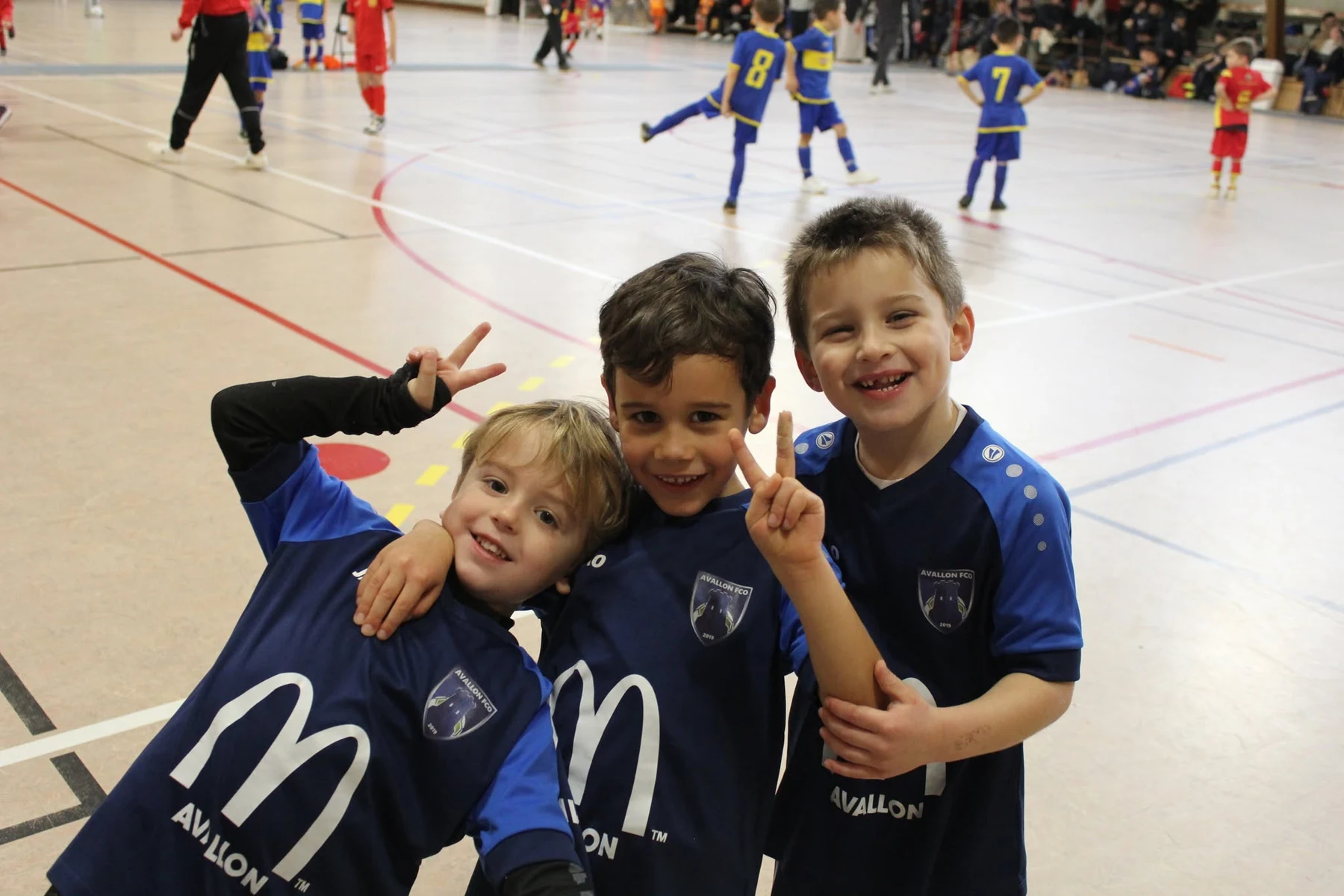 Trois jeunes joueurs de l’AFCO réunis avec le sourire lors d’une précédente édition du futsal