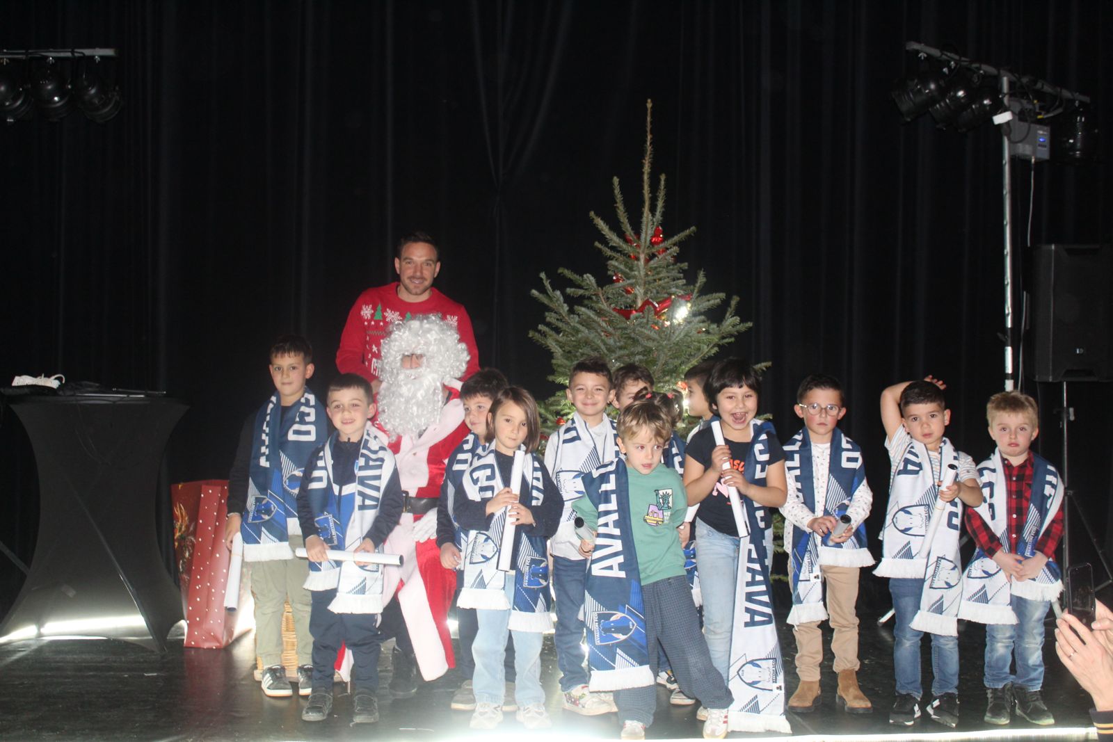 Le Père Noël et les enfants lors de la soirée de Noël 2025