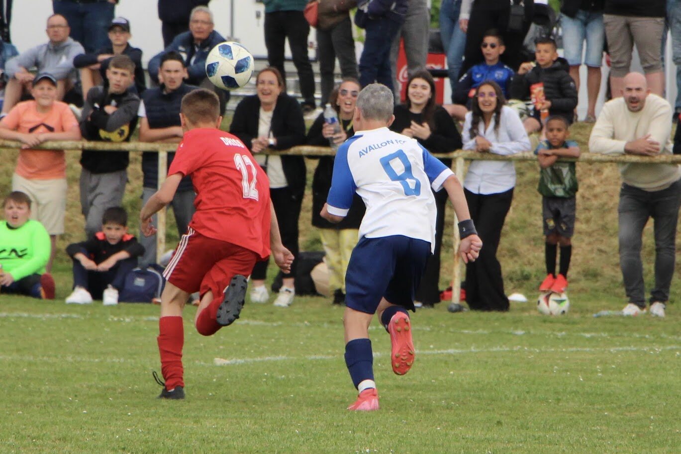 Jeunes joueurs en action lors du Tournoi du Premier Mai
