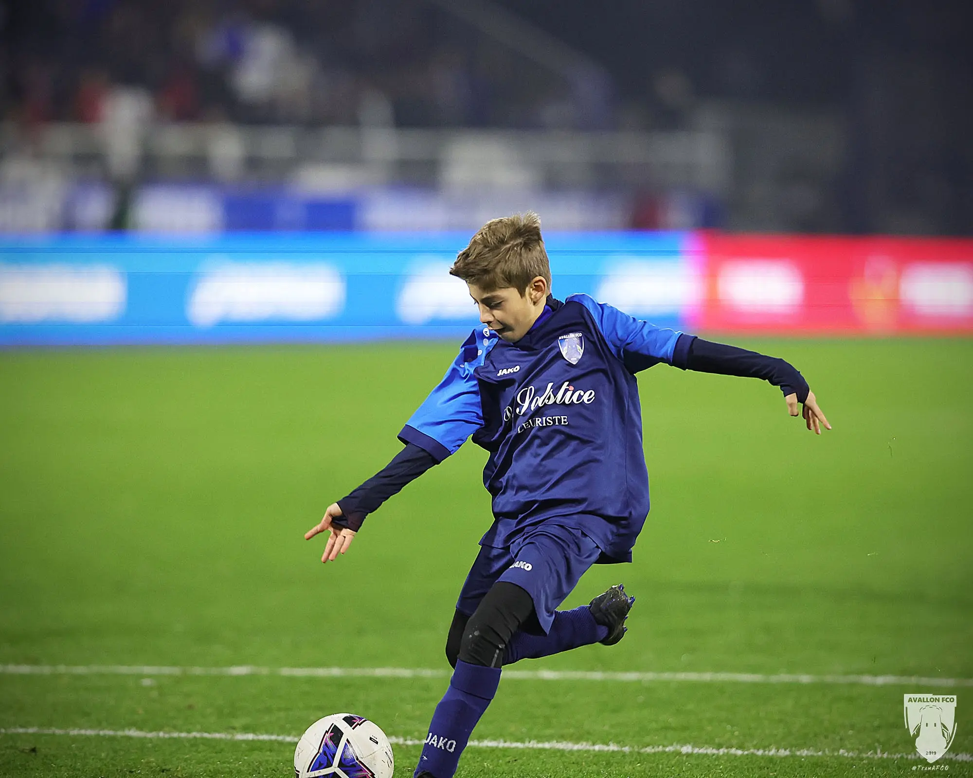 Un joueur U13 de l’Avallon FCO frappe le ballon