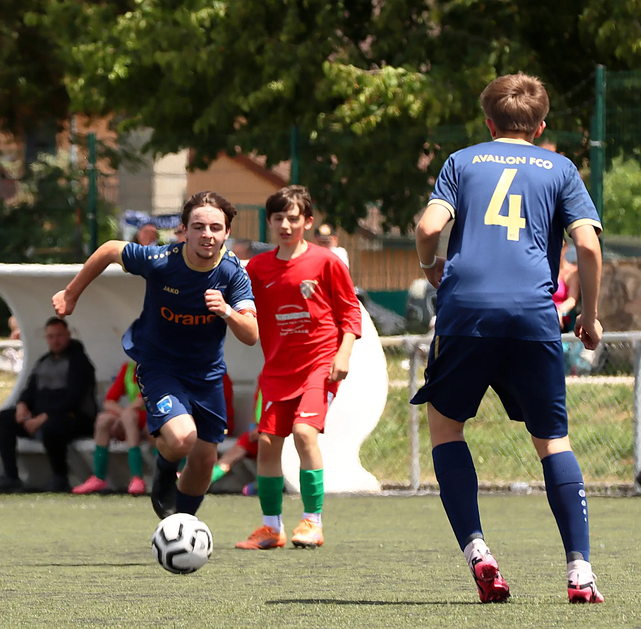 Deux joueurs U14-U15 de l’AFCO construisent une action